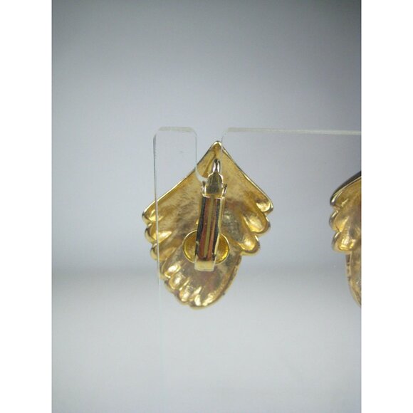 Gold Tone Clip On Earrings Leaf Design Scalloped Edges Vintage 1980 - Picture 7 of 7